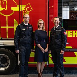 v.l.n.r.: SBR Claudius Blank, Kreisverwaltungsreferentin Hanna Sammüller, SBI Florian Klein